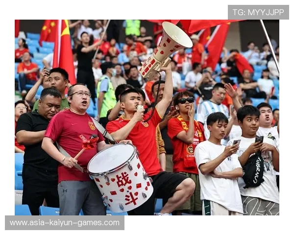 现场观众呐喊助威，热度似奥运，场下的观众呐喊助威